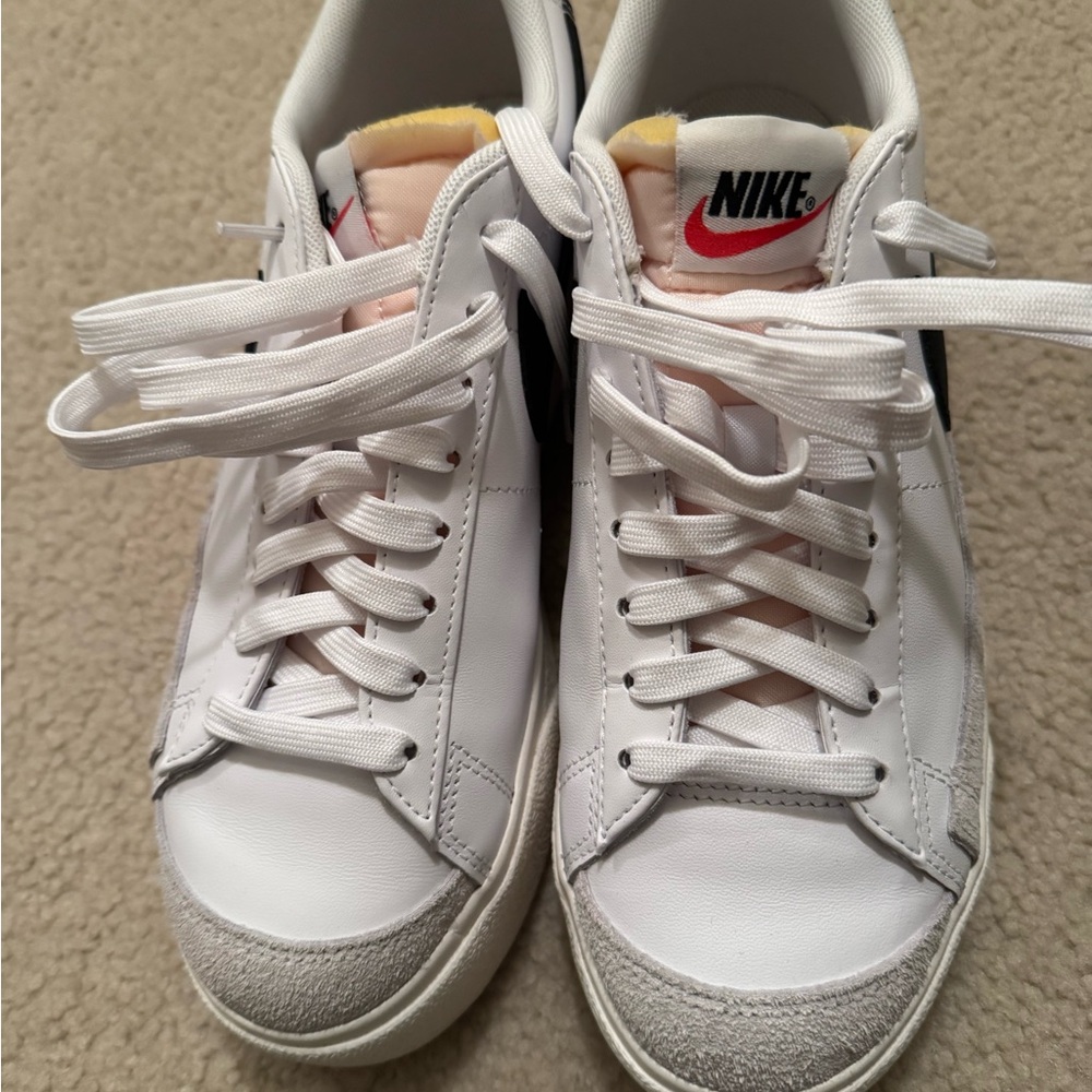 Nike blazer Women's White platform Sneakers size 8.5